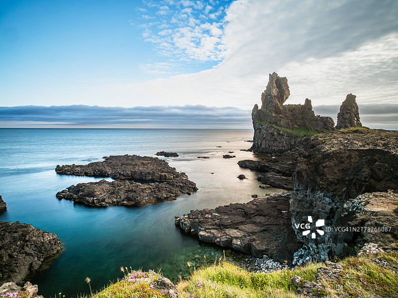 冰岛西部斯奈山半岛Londrangar玄武岩悬崖长曝光照片图片素材