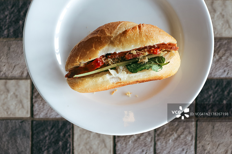 白盘上的越南法棍面包图片素材