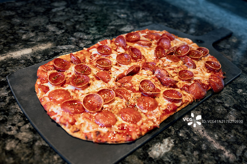 餐厅里的意大利辣香肠披萨图片素材