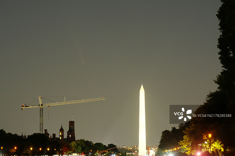 国家广场上的紫金山-阿特拉斯彗星图片素材