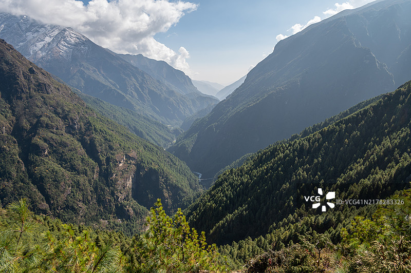 尼泊尔萨加玛塔国家公园内的美丽山谷图片素材