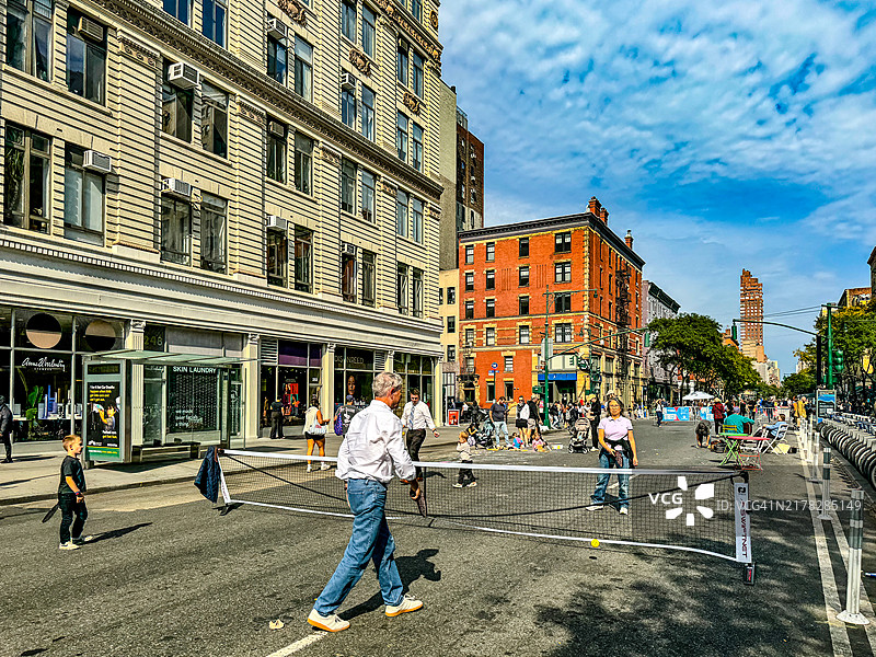 在纽约市上西区开放街道期间在街上打匹克球的人们图片素材
