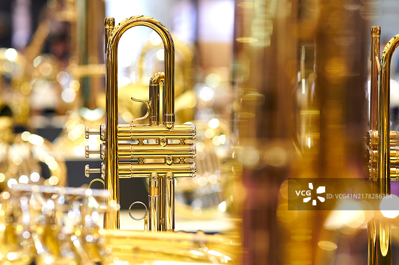 金色喇叭背景图片素材