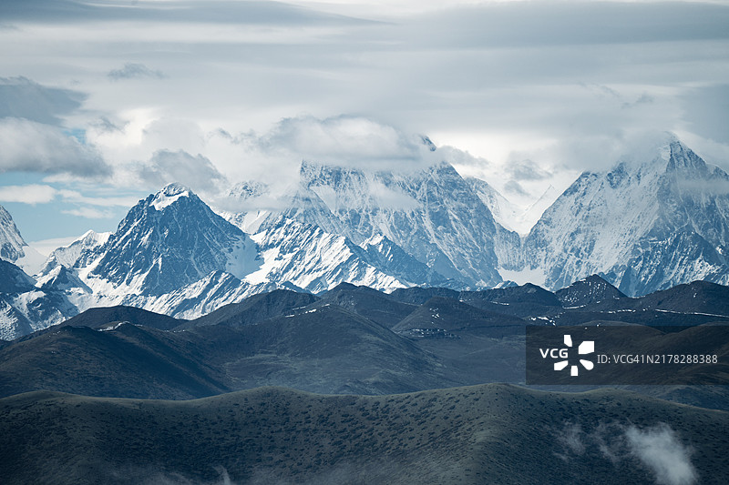 阴沉且被雪覆盖的贡嘎山，四川，中国。图片素材
