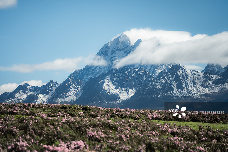 阴沉且被雪覆盖的贡嘎山，四川，中国。图片素材