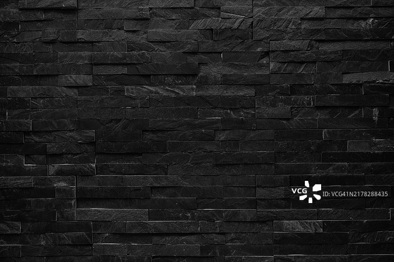 黑色油漆砖墙与自然光和阴影图片素材