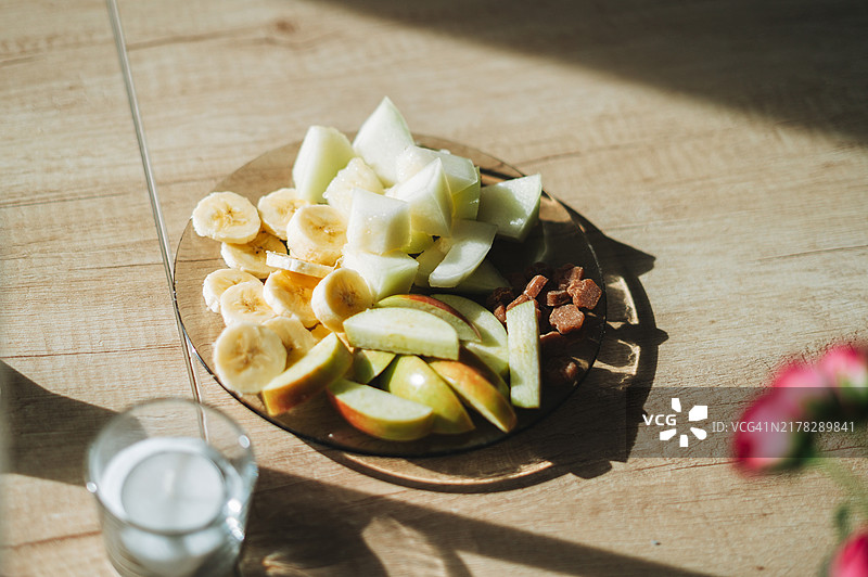 在家中厨房的盘子上切水果，健康的零食图片素材