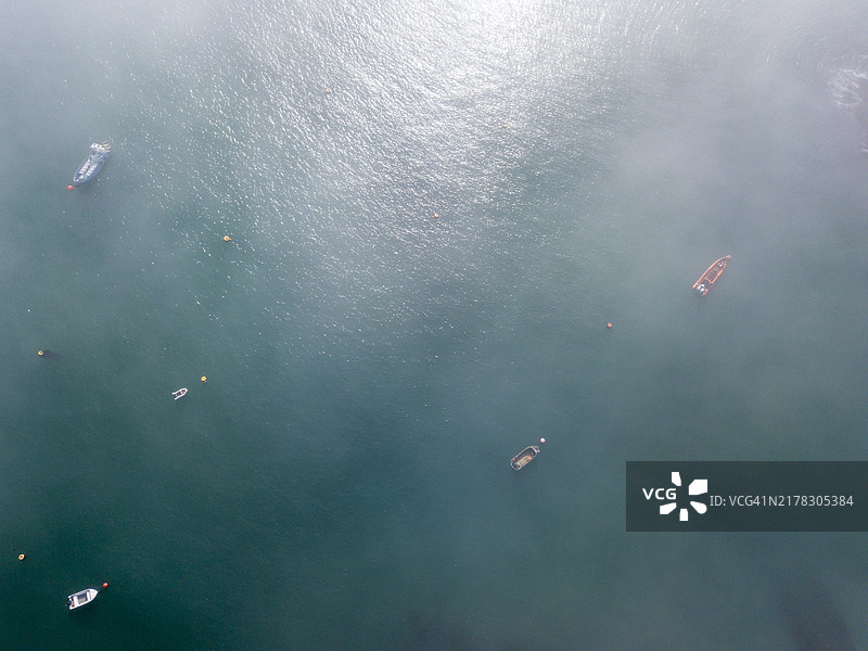 雾气笼罩的彭布罗克郡海岸线图片素材