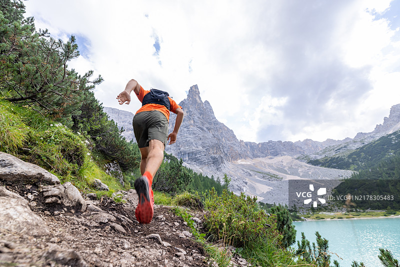 男子在山路上跑步，山峰嶙峋图片素材