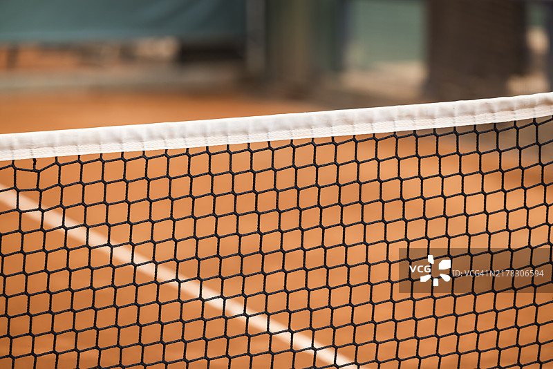 聚焦球网的黏土网球场，背景线条模糊，运动、竞赛、冠军、锻炼图片素材
