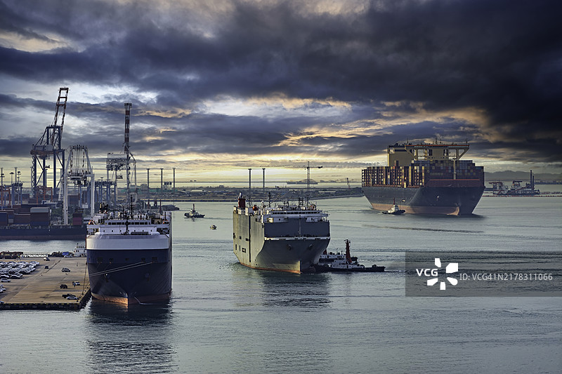 货轮上的集装箱和港口的拖船图片素材