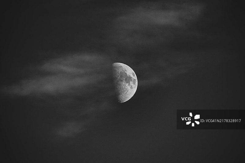 夜的絮语 | 云雾遮掩下的半月图片素材