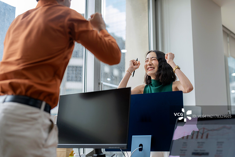 业务发展团队在科技办公室欢笑庆祝项目成功。员工在有趣而富有成效的会议中展现团队合作和积极性，突出创新、协作和领导力图片素材