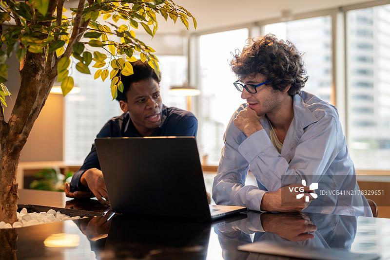 业务发展经理介绍数据驱动策略图片素材