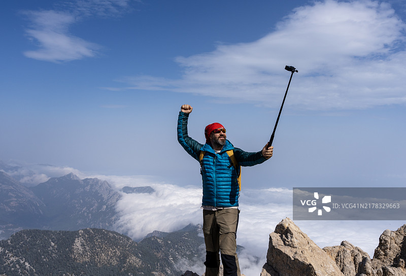 攀岩者在高海拔山峰顶图片素材
