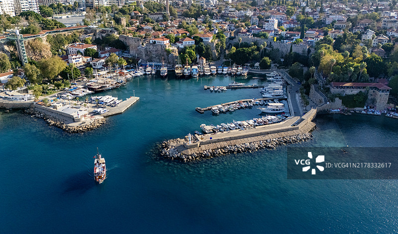 土耳其安塔利亚老城区（卡莱伊奇）和海港的航拍景色图片素材