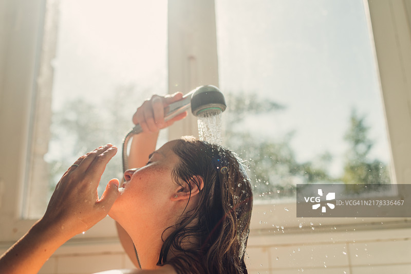 快乐的女人用清水洗漱图片素材