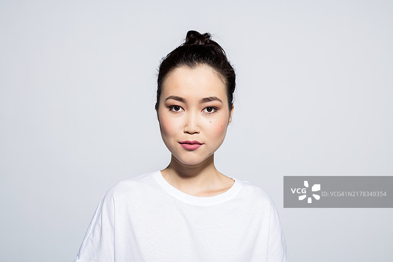 友好的亚洲年轻女人特写图片素材