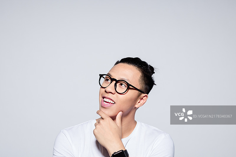 快乐的亚洲年轻男人肖像图片素材