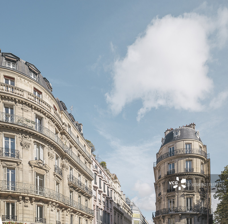 阳光明媚的巴黎图片素材