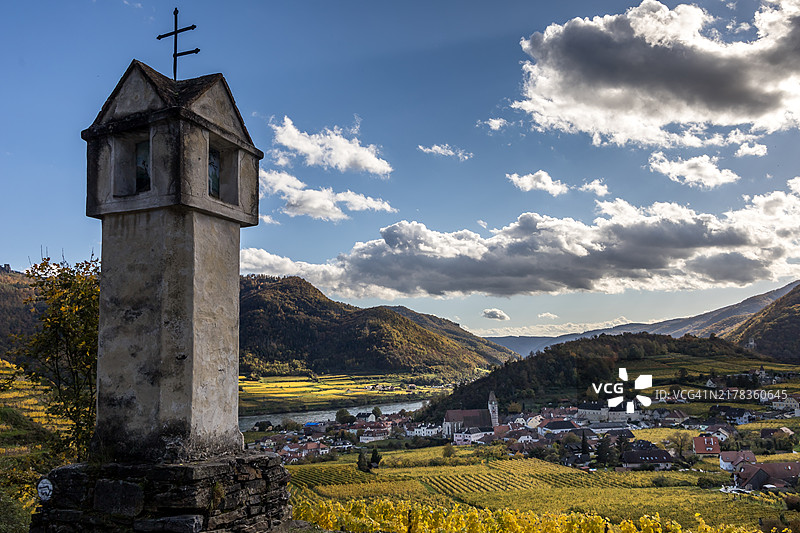 秋季斯皮茨村周围的梯田葡萄园图片素材