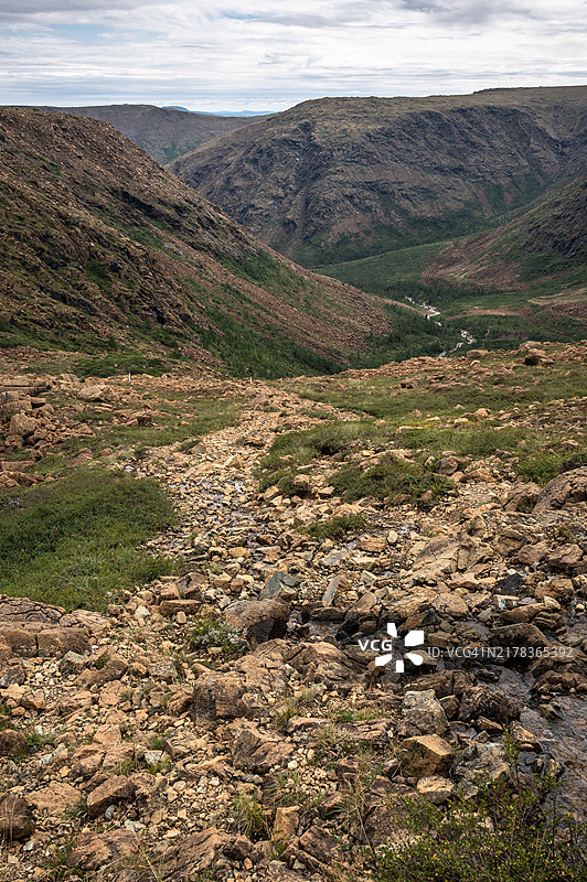 加拿大魁北克省加斯佩半岛阿尔伯特山的崎岖景观图片素材