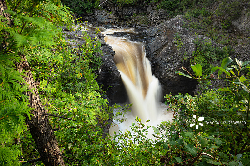 加拿大魁北克省加斯佩半岛阿尔伯特山脚下的圣安妮瀑布图片素材