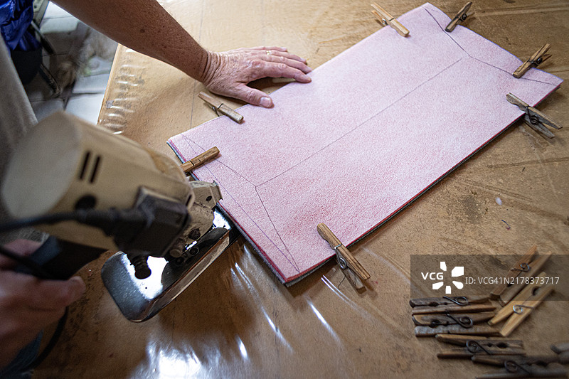 高角度拍摄的裁剪机切割布料图片素材