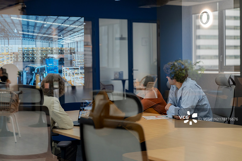 商人在现代会议室向高管视频展示仓库物流方案，进行战略规划图片素材