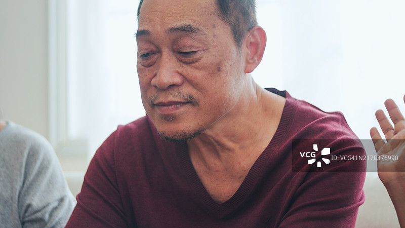 患有抑郁症的老年男人图片素材