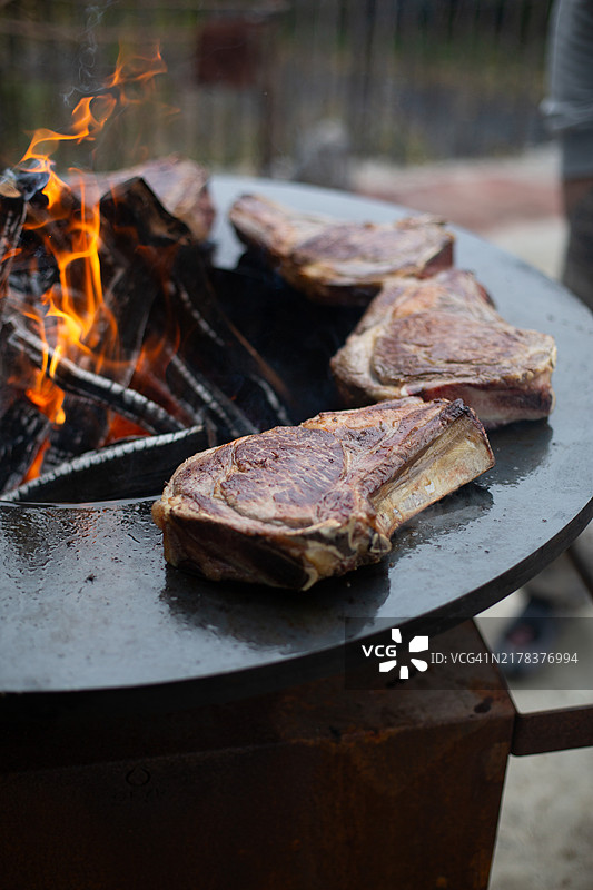 用巴西烤架烹饪的带骨牛肉图片素材