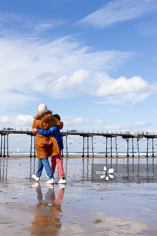 母子同行图片素材