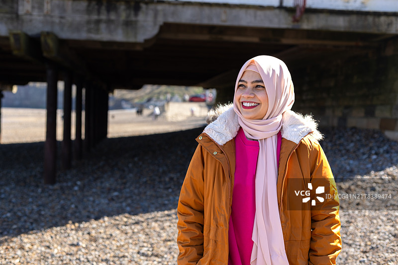 阳光下的微笑图片素材