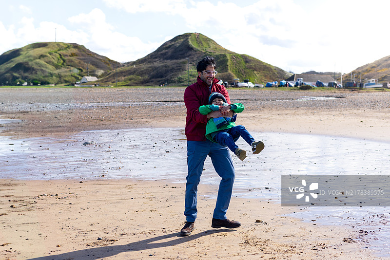 在海滩周围飞行图片素材