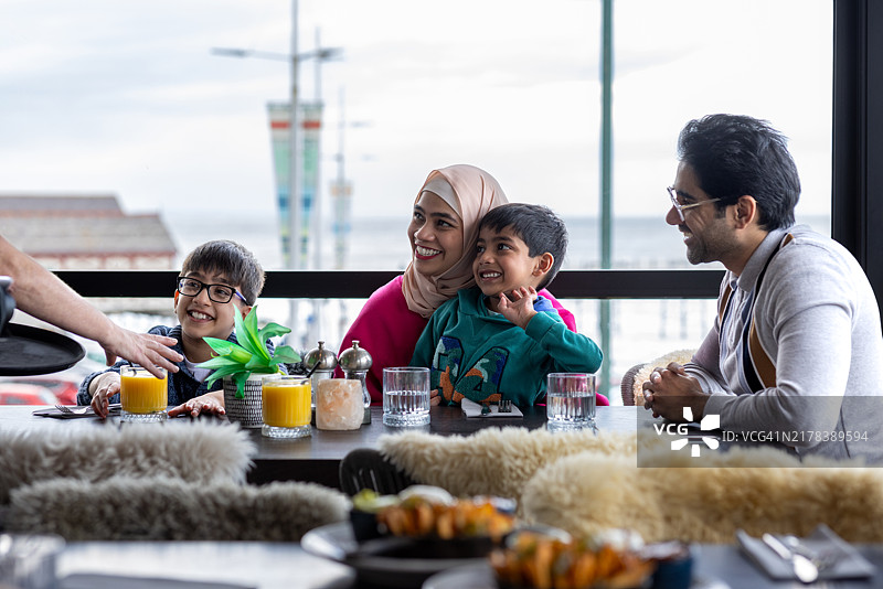 围桌而坐图片素材