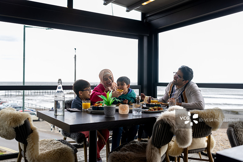 一家人享受美食图片素材