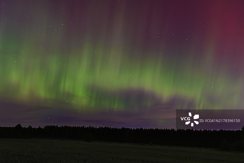 加拿大安大略省圭尔夫市上空的北极光图片素材