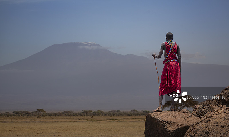 肯尼亚马赛战士眺望乞力马扎罗山图片素材