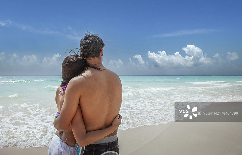 年轻情侣在热带海滩图片素材