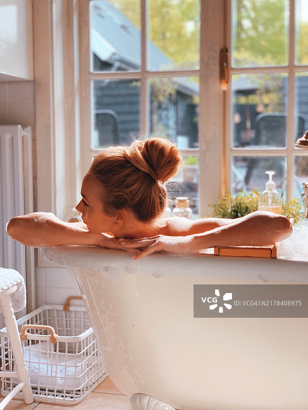 在别墅里泡澡的漂亮女孩图片素材
