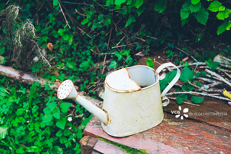 生锈的旧金属喷壶图片素材