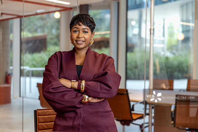 自然发型在办公室工作的黑人女性图片素材