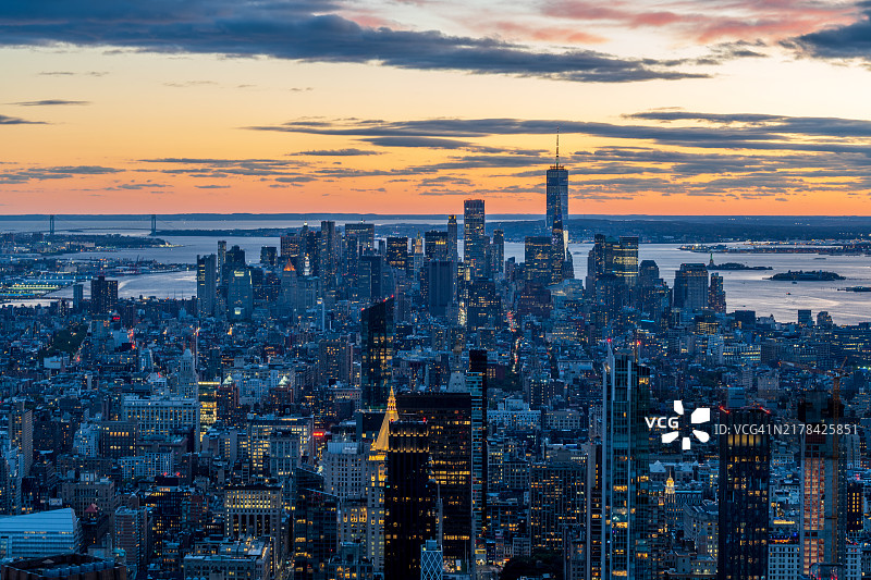日落时分，从高处俯瞰纽约市曼哈顿金融区的摩天大楼，中央是世贸中心一号大楼。图片素材