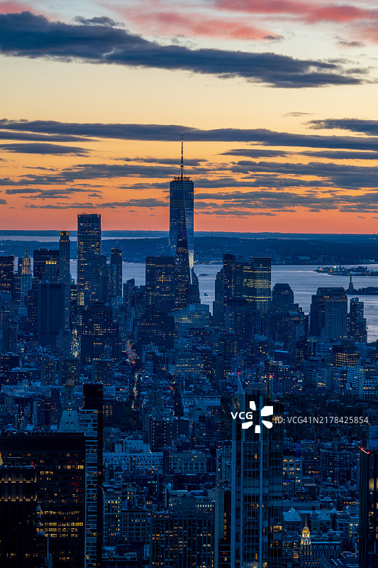 从高处俯瞰的纽约市曼哈顿金融区摩天大楼，中央是世贸中心一号大楼。图片素材