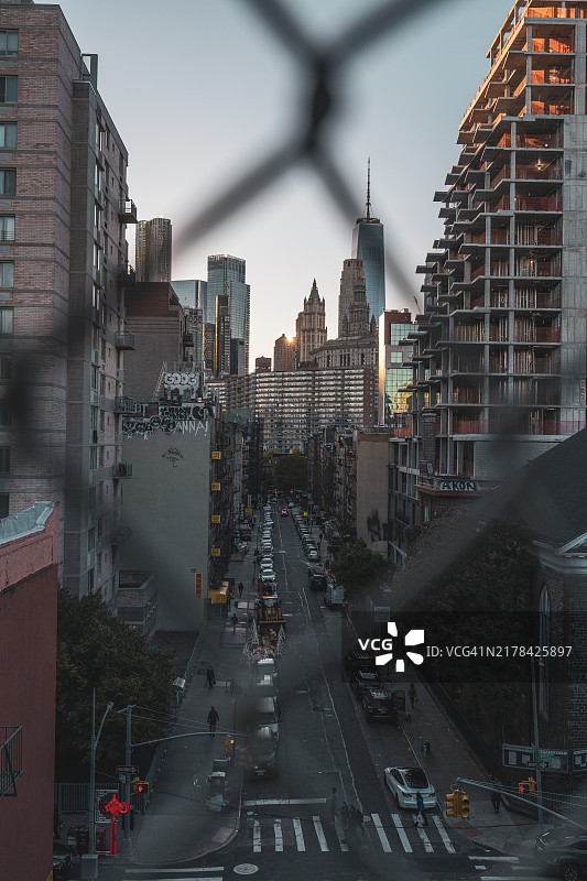 透过栅栏看到的曼哈顿下城天际线图片素材