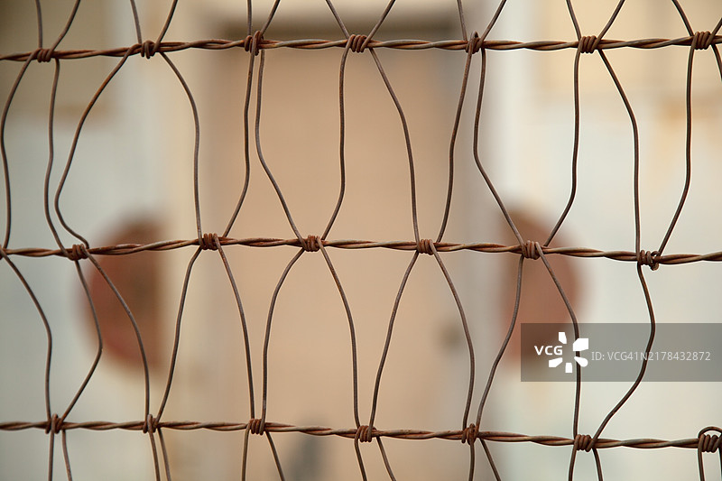 铁丝围栏的特写视图。图片素材