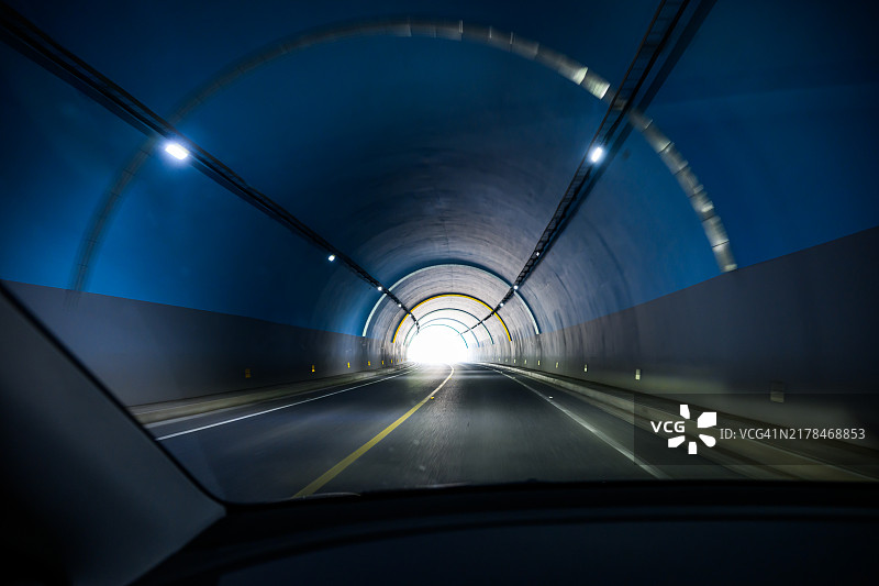 车辆穿过隧道图片素材