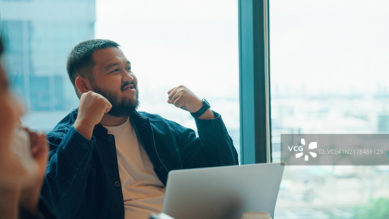 年轻的亚洲公司员工分享最新商业活动传单图片素材