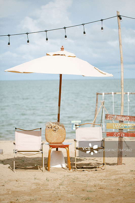 沙滩上的椅子和遮阳伞图片素材