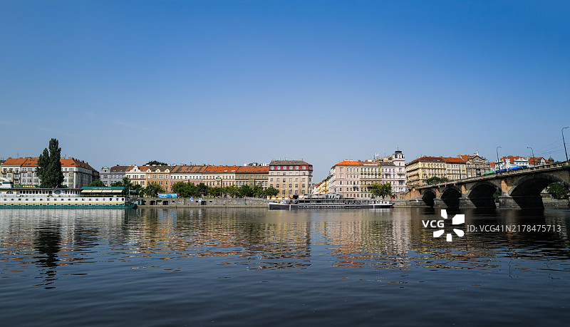 捷克布拉格伏尔塔瓦河宁静的景色（2024年6月29日）图片素材